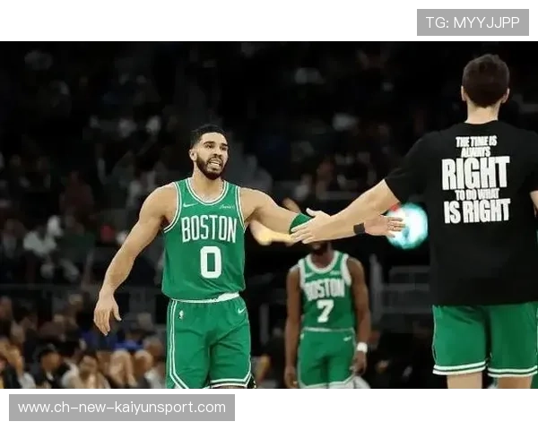 塔图姆突破分球，助布朗完成空接：两位球星的化学反应